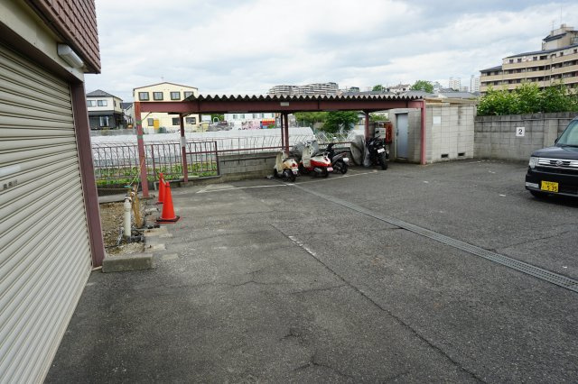 和泉市箕形町４丁目の賃貸マンションの駐車場|カースペースがあります
