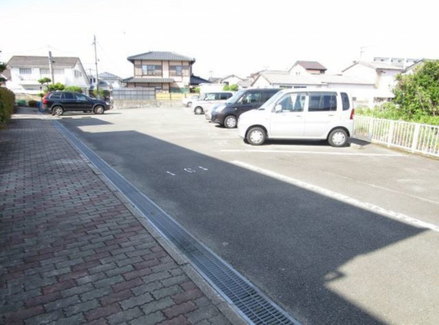 パピオン津福の駐車場|カースペースがあります