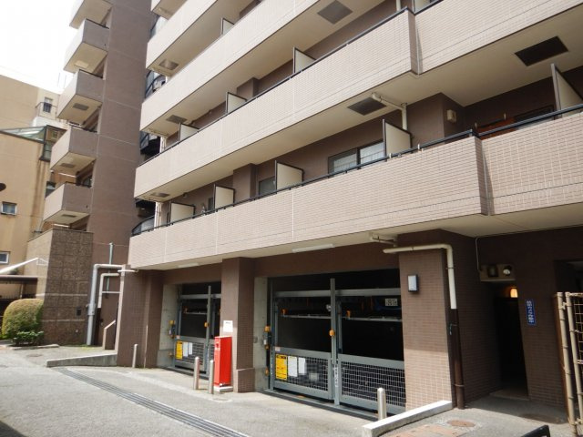 コスモ千駄木の駐車場