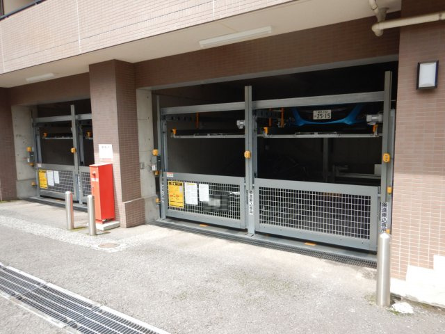 コスモ千駄木の駐車場