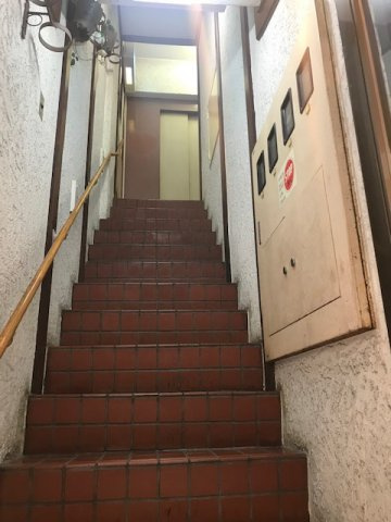 勉強堂ビルのエントランス