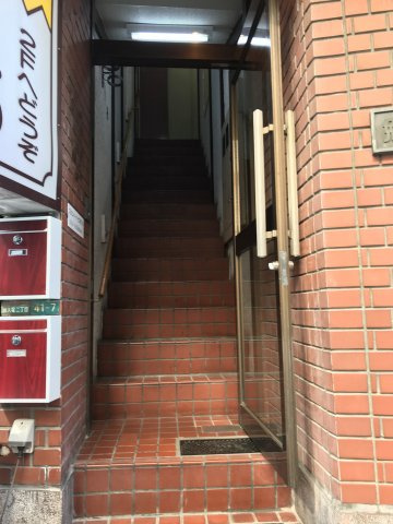 勉強堂ビルのエントランス