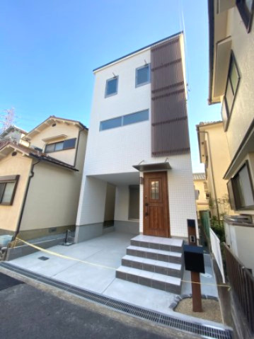 サン・タウン私部４丁目の外観|■木のコートラインがいい感じの外観でしょ♪♪
