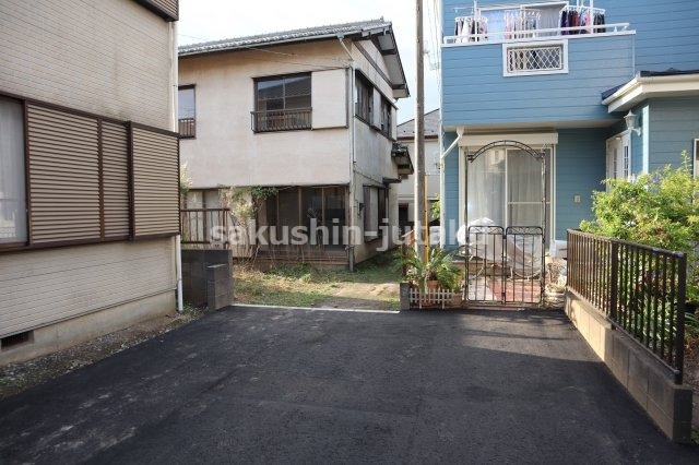 本大久保２丁目　売地　約５０坪の前面道路含む現地写真|本大久保２丁目　売地　建築条件なし　約７０．４坪　古家あり（現況引渡し）但し書道路面（舗装済）　大久保駅徒歩４分の立地
