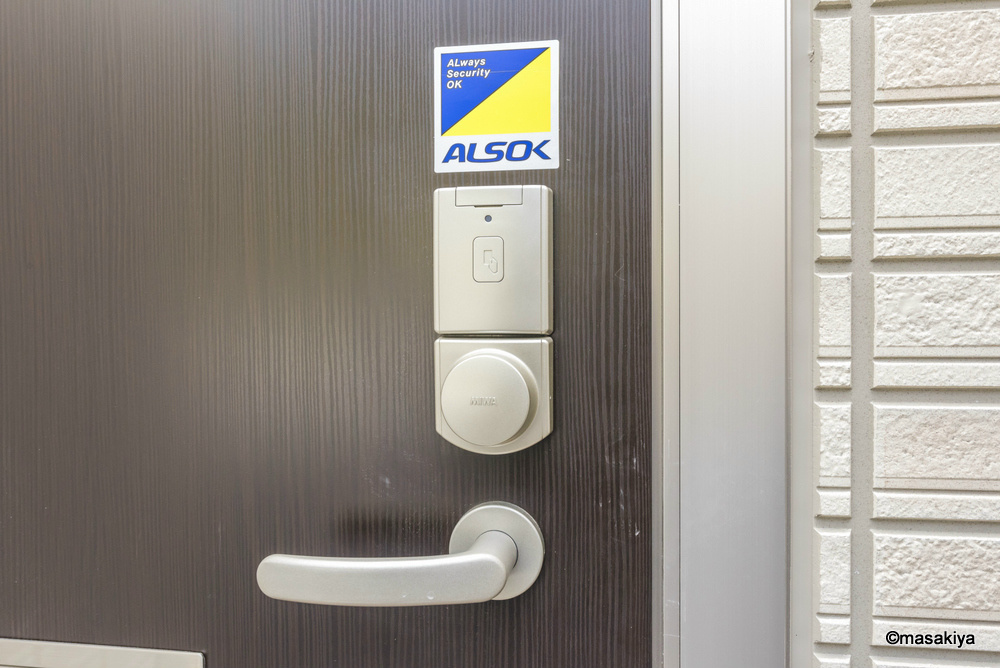 ウィークスのエントランス|カードキー　ALSOKホームセキュリティ搭載