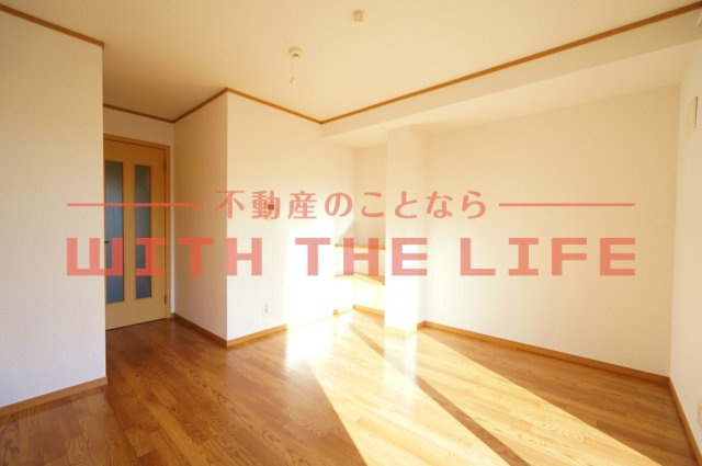 フローラ【キャッシュバック対象】の居間・リビング|ゆったりとしたリビングです