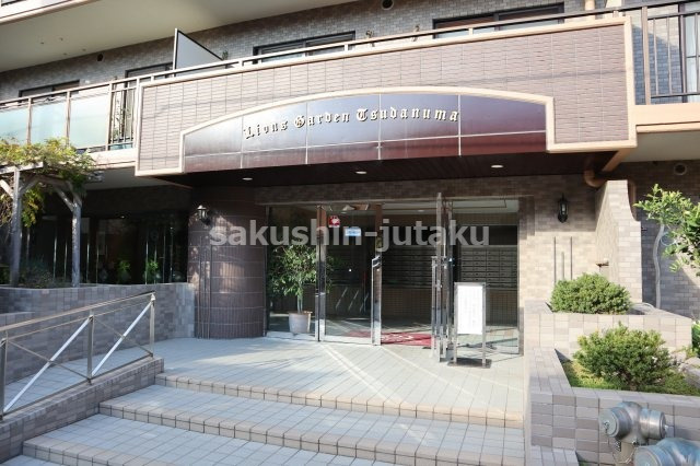 ライオンズガーデン津田沼のエントランス|ライオンズガーデン津田沼　２階部分　南西角住戸　ＩＨクッキングヒーター　食洗器付き　追い焚き　内装リフォーム
