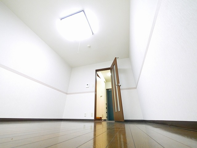 ラ・ベルメイゾンの居間・リビング|コンパクトで使いやすい洋室です