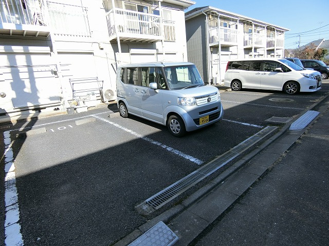 カギナカハイツLの駐車場