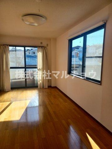 ハイツなきりの洋室|こちらの居間で趣味の時間をお楽しみください