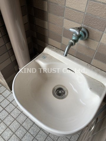 リーガル西天満Ⅱの洗面所|バルコニーにも洗い場がございます