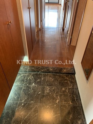 リーガル西天満Ⅱの玄関|収納もある玄関です