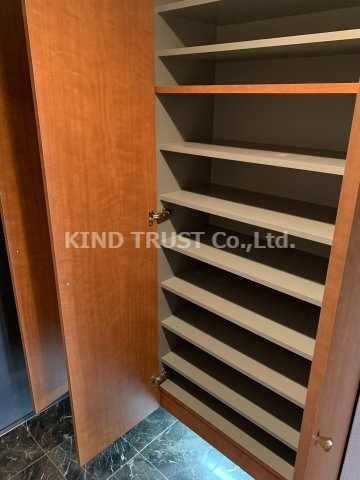 リーガル西天満Ⅱの玄関|収納もある玄関です