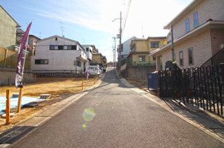 【前面道路含む現地写真】 | 駐車2台可能で奥様のお車も持てますね！裏庭もありご家族でBBQやガーデニングなど楽しめます。