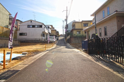 【前面道路含む現地写真】 | 宇治市広野町丸山　新築戸建 | 駐車2台可能で奥様のお車も持てますね！裏庭もありご家族でBBQやガーデニングなど楽しめます。