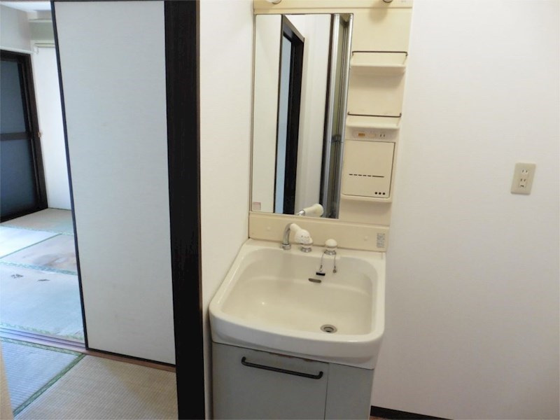 フレグランス野中【10,000円キャッシュバック対象物件】の独立洗面台|独立洗面台、小物を置くことができて便利です