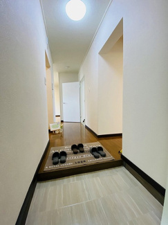 【展望】 | 玄関から室内への景観です！右手には洋室6帖のお部屋、左手には洗面所とトイレがあります☆※参考写真※