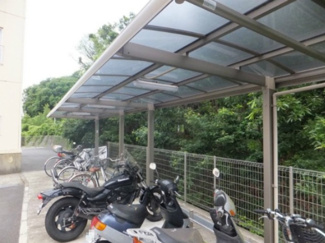 【その他共用部分】 | 屋根付きの駐輪場があるので雨が降っても安心です☆駅から自転車もおすすめです！