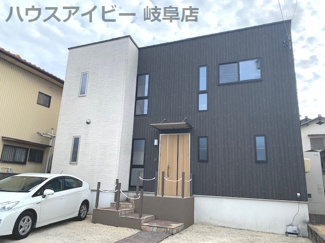 【外観】 | 一宮市浅井町中古住宅築8年のデザイナー住宅！リビング広々21帖の吹き抜けのある空間！お車並列3台可能