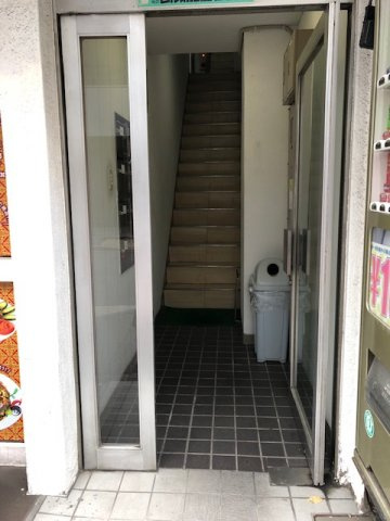 紅雪神田錦町ビルのエントランス