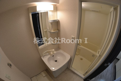 【独立洗面台】 | キャナル天満橋 | 独立洗面台、小物を置くことができて便利です