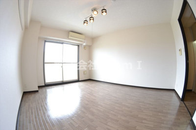 【居間・リビング】 | キャナル天満橋 | こちらのリビングで趣味の時間をお楽しみください