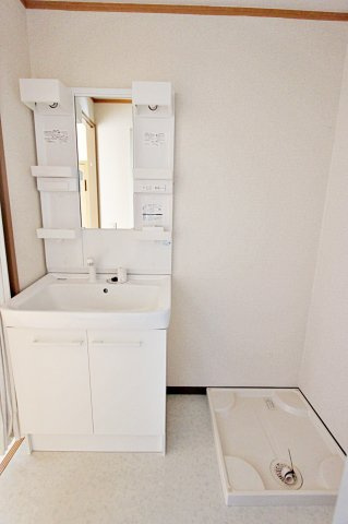 オータムⅡの洗面所|シャワー付き洗面化粧台と室内洗濯機置き場と脱衣所