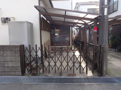 【駐車場】 | 高津橋貸家 | 屋根付き駐車スペース♪
