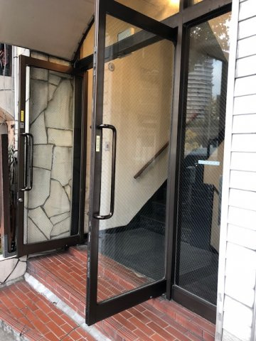 松任谷ビルのエントランス