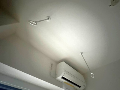 【設備】 | LOC’S/ロックス北山田 | 洋室7.6帖のお部屋にある室内物干しです！雨の日やお出掛け時の室内干しにとても便利☆花粉や梅雨の時期に重宝しますね♪