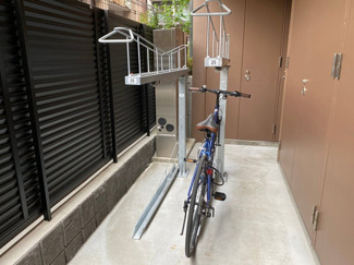 【その他共用部分】 | 敷地内に駐輪場があります☆荷物が重いときに自転車があれば助かりますね！