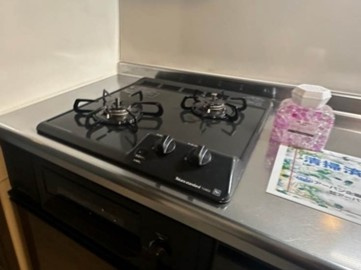 【キッチン】 | LOC’S/ロックス北山田 | 2口ガスコンロ/グリル付きシステムキッチンです☆グリルがあるとお料理の幅が広がりますね♪自炊生活で楽しく健康に！