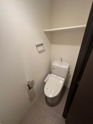 【トイレ】 | LOC’S/ロックス北山田 | トイレは温水洗浄便座付き♪人気のバストイレ別です♪小物を置ける便利な棚やタオルハンガーも付いています♪