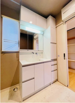 【独立洗面台】 | 江戸屋敷2丁目戸建 | 独立洗面台あり、毎朝おしゃれに忙しい女性の方におすすめです