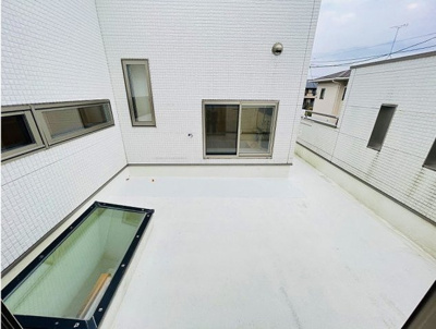 【バルコニー】 | 江戸屋敷2丁目戸建 | 暖かな日差しのふりそそぐバルコニー