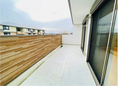 【バルコニー】 | 江戸屋敷2丁目戸建 | 暖かな日差しのふりそそぐバルコニー