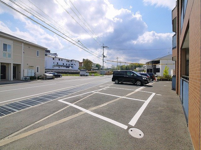 グリーンヒル春の駐車場|車をお持ちの方に嬉しい駐車場付きの物件です