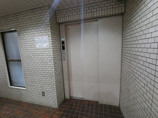【その他共用部分】 | お買い物時やベビーカーの出し入れに便利なエレベーター付です。