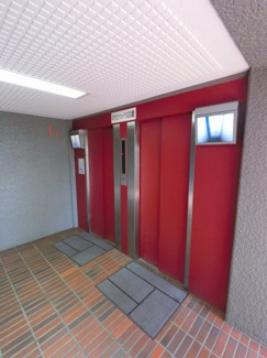 【その他共用部分】 | お買い物時やベビーカーの出し入れに便利なエレベーター付
混雑時にも便利なエレベーター2基付です。