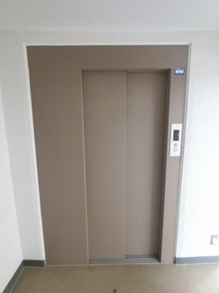 【その他共用部分】 | お買い物時やベビーカーの出し入れに便利なエレベーター付です。