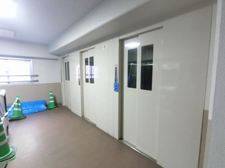 【その他共用部分】 | お買い物時やベビーカーの出し入れに便利なエレベーター付
混雑時にも便利なエレベーター3基付です。