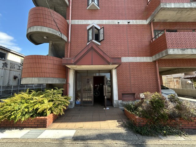 ロイヤルメゾン富士のエントランス