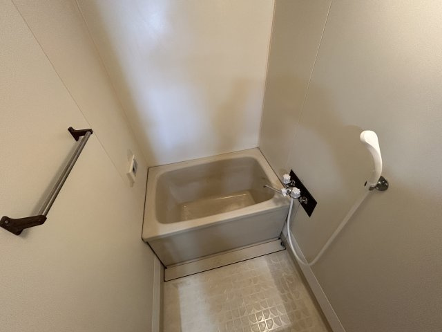 ロイヤルメゾン富士の浴室