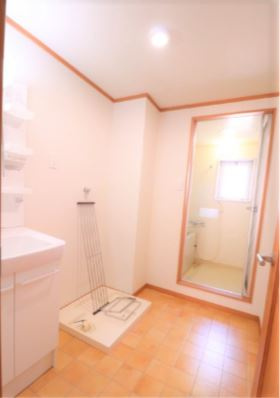 高嶋ハイツ【10,000円キャッシュバック対象物件】の洗面所|明るい洗面所です
