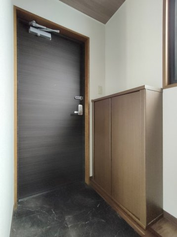 ドミール・クレセントAの玄関