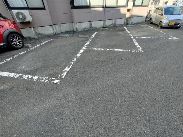 ドミール・クレセントAの駐車場