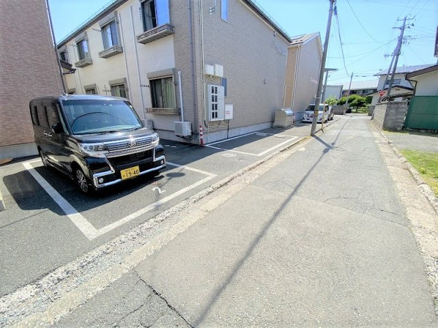 ベルメゾン・ラクAの駐車場