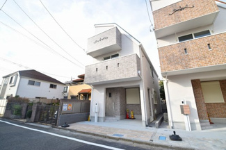 【外観】 | 5.4ｍ道路に面す、閑静な住宅街で落ち着いた雰囲気です。