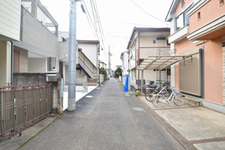 【前面道路含む現地写真】 | 交通量は少なめで、小さなお子様にも安心の立地です♪