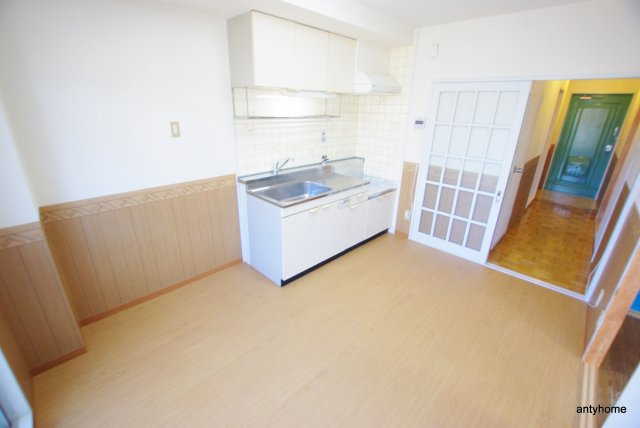 ドムール三国　仲介手数料無料の居間・リビング